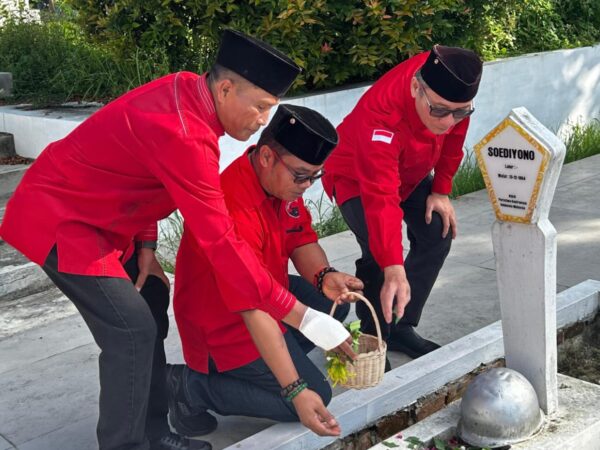 Peringati Bulan Bung Karno, Kader PDI Perjuangan Ziarah Ke Taman Makam Pahlawan Samarinda