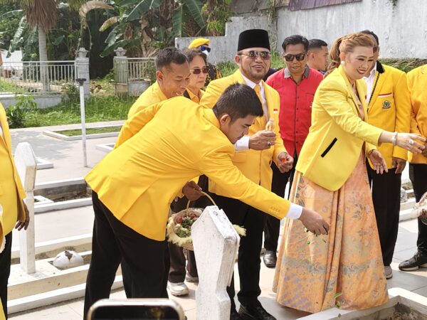 Peringati HUT Golkar Ke 62 Dengan Upacara dan Tabur Bunga Dimakam Pahlawan Samarinda